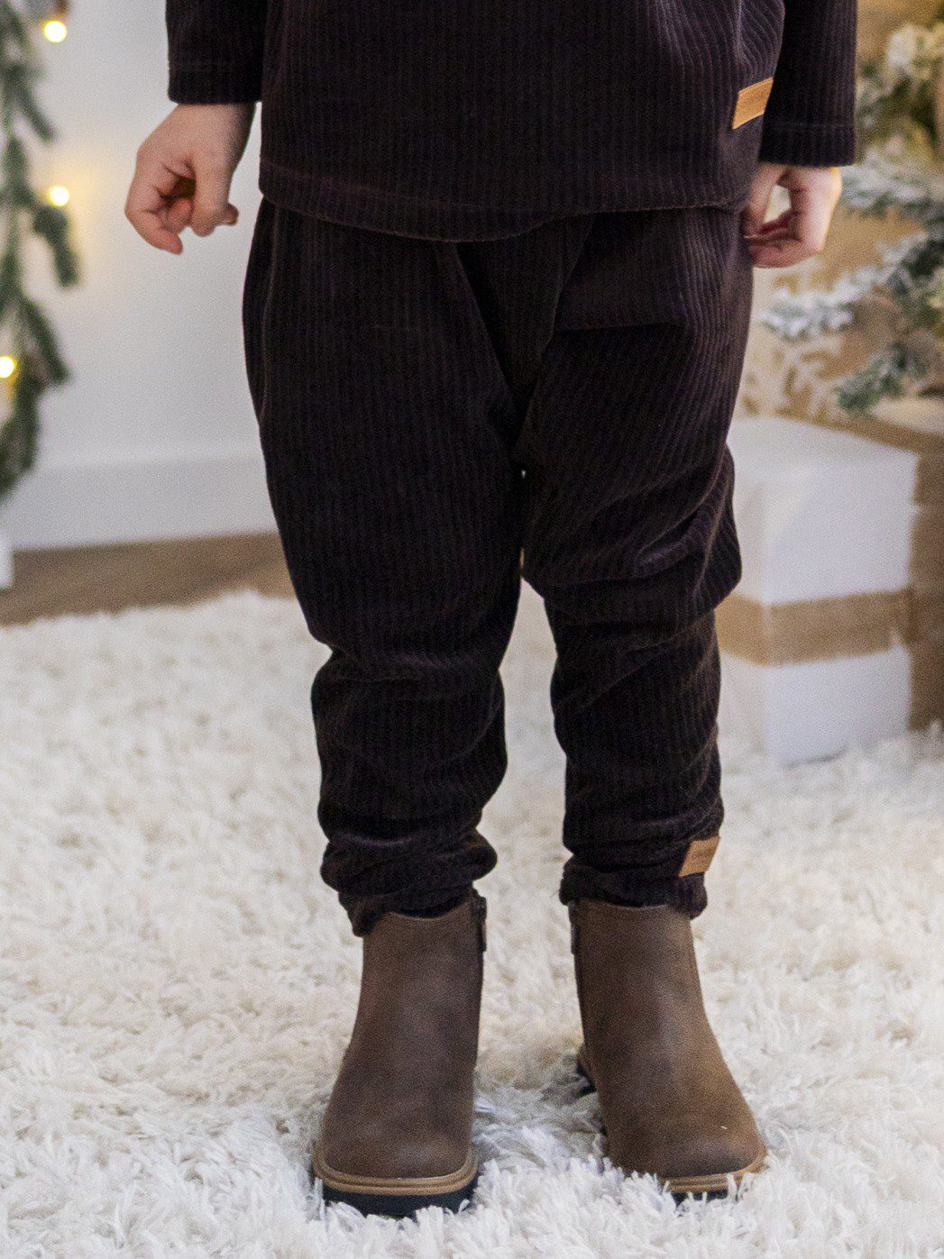 9 Spodnie chłopięce baggy SZTRUKS WELUR BRĄZ