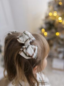 Spinka dziewczęca KOKARDA- KRATA BEŻ