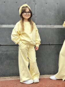 Dres dziewczęcy MASEŁKO ze spodniami szerokimi